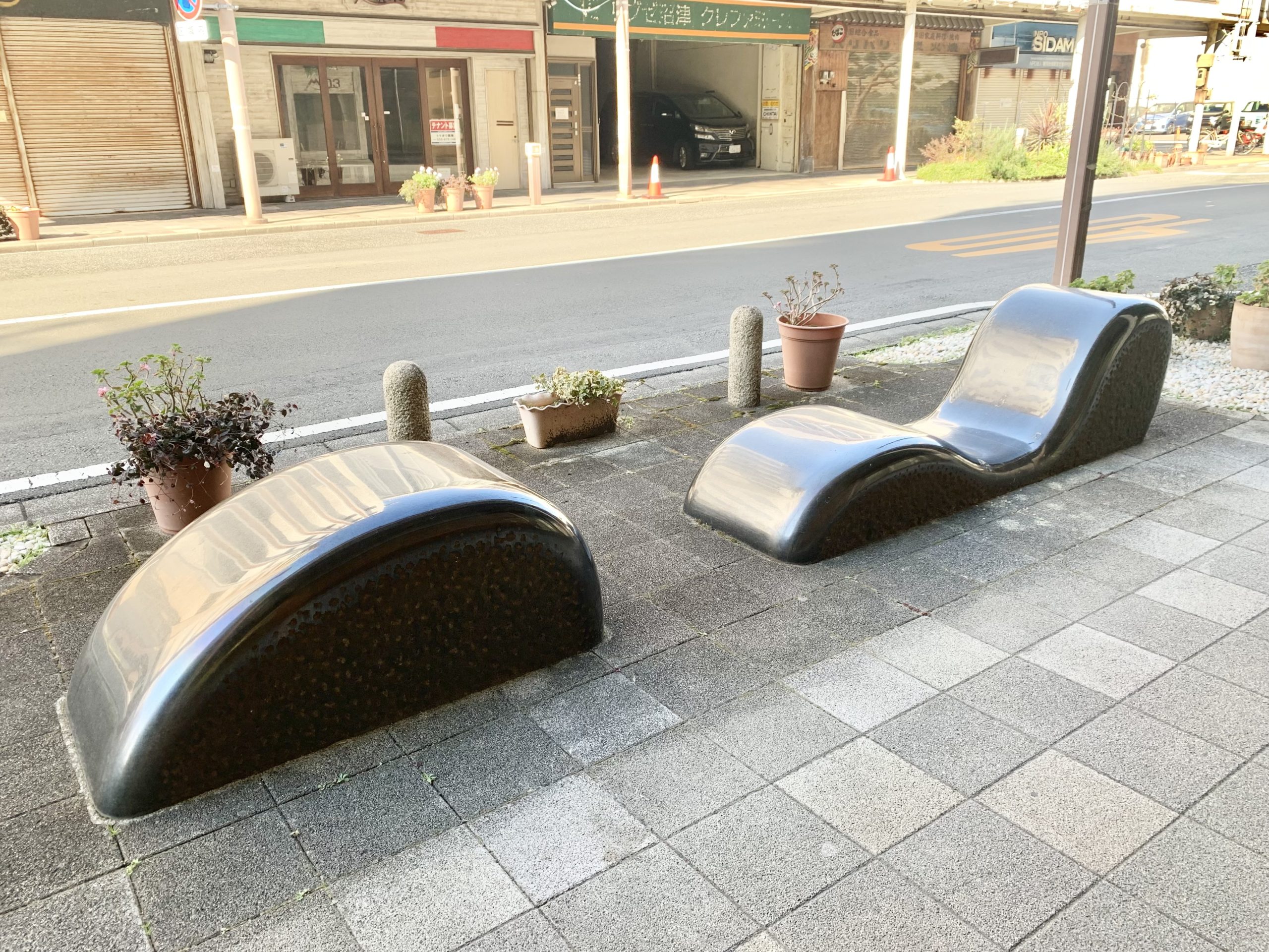 本通り～アーケード名店街の彫刻ストリートファニチャー - ART BASE